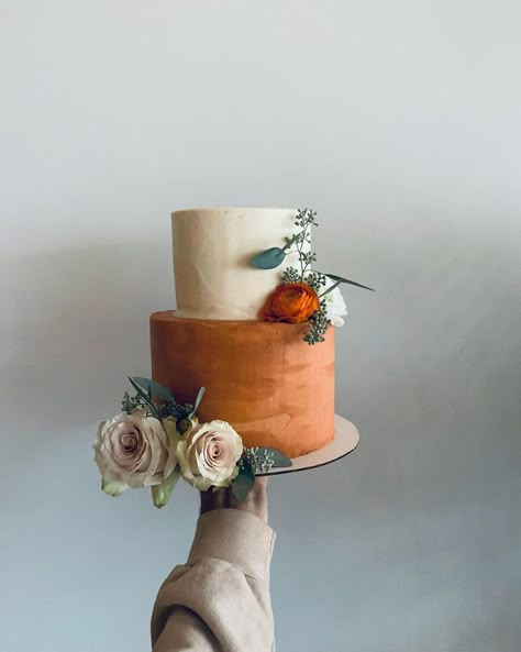 Terra Cotta Wedding Cake, Terracotta Cake, Emerald Green Color Palette, Bridesmaid Things, Sunshine Wedding, Orange Wedding Cake, Greek Orthodox Wedding, Fall Wedding Style, Vibe Classic