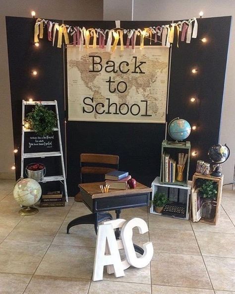 Back To School Background Photo Ideas, Photo School Ideas, Back To School Photo Booth Backdrops, Diy Back To School Backdrop, Meet The Teacher Photo Backdrop, School Photo Booth Ideas, Back To School Photo Ideas, Back To School Photo Backdrop, Back To School Window Display