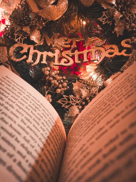 Christmas Bookish Wallpaper, Christmas Book Pictures, Books Christmas Aesthetic, Bookish Christmas Wallpaper, Christmas Aesthetic Books, Christmas Bookstagram Ideas, Bookish Christmas Decor, Bookstagram Inspiration Kindle, Christmas Book Wallpaper