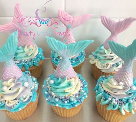 DIY Mermaid Cupcake - Party Wowzy Fondant Mermaid Tail, Birthday Cake Diy, 4de Verjaardag, Diy Mermaid, Mermaid Birthday Party Decorations, Mermaid Theme Birthday Party, Mermaid Cupcakes, Mermaid Birthday Cakes, Cake Diy