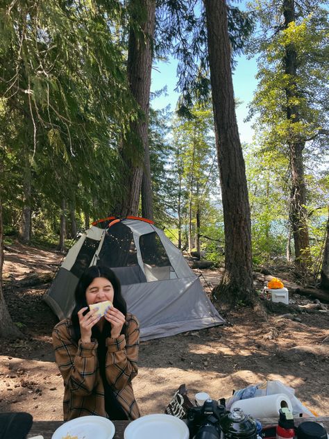 Camping Girls Trip, Senior Camping, Camping With Friends Aesthetic, Camping Pictures With Friends, Girls Camping Trip, Girl Camping, Camping Girl, Girls Roadtrip, Oregon Trip