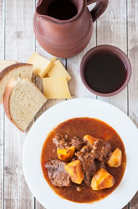 Beef Stew With Potatoes, Stew With Potatoes, Beef And Potato Stew, Clay Jug, Portugal Food, Carne Guisada, Portuguese Cuisine, Brazilian Food, Portuguese Recipes