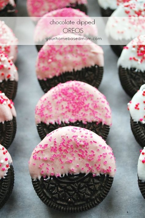 This is the final Sweet Treat recipe this week – hopefully you have found something amongst all this week’s recipes to make for all the Valentines in your life! I didn’t start out making chocolate dipped Oreos. My original plan was to share these yummy looking and sounding “Passion Pops” that were featured in the February … Valentines Snacks, Chocolate Dipped Oreos, Dipped Oreos, Valentine Desserts, Makanan Diet, Valentines Day Food, Sweet Treats Recipes, Valentines Day Treats, Valentines Food