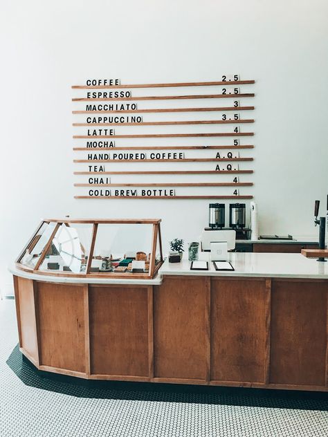 Coffee Shop Display Ideas, Coffee Bar Design Coffeehouse, Restaurant Cashier Counter, Coffee Store Design, Coffee Bar Interior Design, Restraunt Ideas, Coffee Bar Cafe, Coffee Cafe Interior, Hipster Coffee Shop