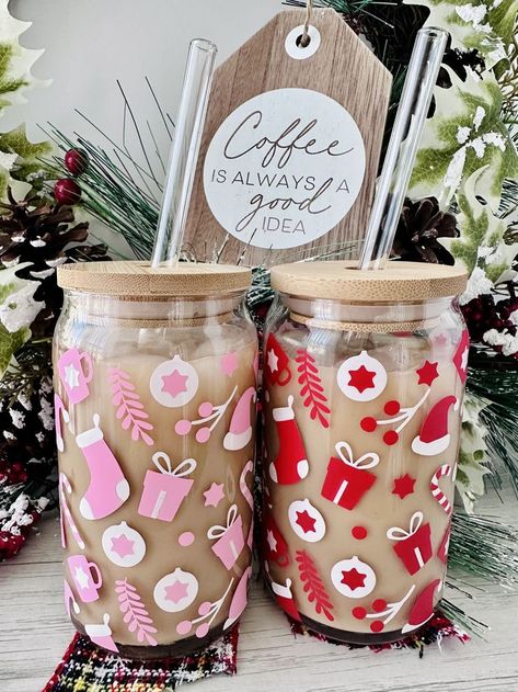 16oz can-style glass decorated with a cute and festive holiday design. Accessorize with matching bamboo lid & glass straw. Morning Iced Coffee, Customised Birthday Gifts, Groovy Christmas, Cricut Christmas Ideas, Christmas Beer, Christmas Glasses, Holiday Cups, Custom Tumbler Cups, Christmas Cup