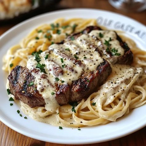 Olive Garden Steak Gorgonzola Alfredo, Beef Alfredo, Steak Gorgonzola Alfredo, Gorgonzola Alfredo, Pawpaw Recipes, Steak Gorgonzola, Pasta Beef, Paw Paws, Tender Steak