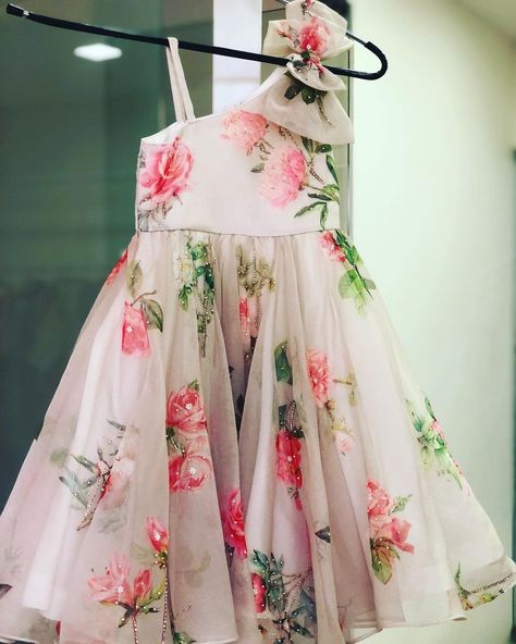 Simple And Elegant Dress, Long Frocks For Girls, Frocks For Kids, Kids Party Wear Dresses, Kids Dress Collection, Girls Dresses Diy, Simple Frocks, Kids Blouse Designs