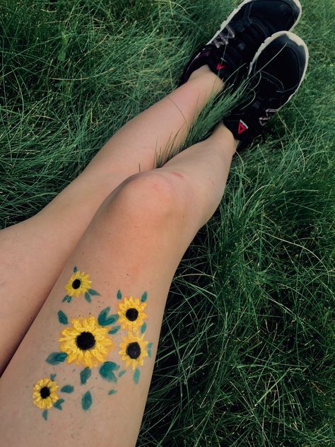 Sunflower body paint Paint Sunflower, Paintings Tumblr, Bodysuit Tattoos, Leg Painting, Leg Art, Skin Paint, Tattoo Prices, Geometric Tattoos, Tattoo Women