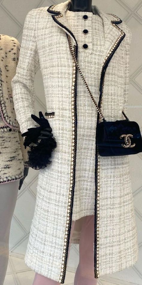 Chanel Work Outfit, Channel Dress Classy Coco Chanel, Chanel Outfit Classy Chic, Baret Outfit, Chanel Tweed Coat, Chanel Coats, Tweed Coat Women, Chanel Style Jacket, Chanel Coat