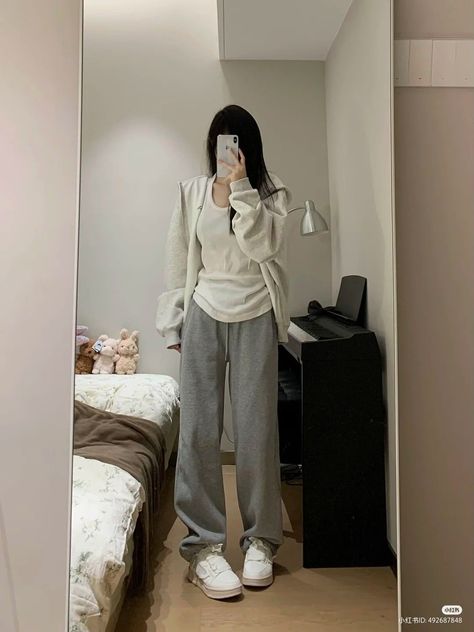 Aesthetic Sweatpant Outfits, Pretty Korean Outfits, Korean Sweatpants Outfit, Acubi Style Outfits, Casual Lazy Outfits, Acubi Fashion Outfit, Grunge Asian, Acubi Club, Outfits Sweatpants