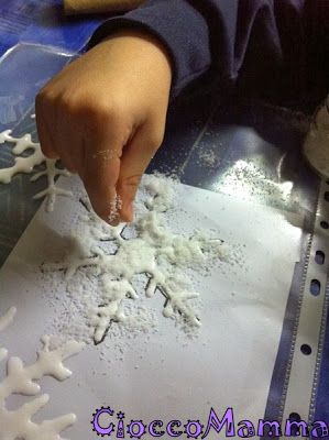 Fiocchi di neve vinilici con sale attività per allenare la manualità Noel Diy, Daycare Activities, Dollar Tree Christmas, Toddler Christmas, Ornament Crafts, Crafty Diy, Christmas Crafts For Kids, Xmas Ornaments, Christmas Activities