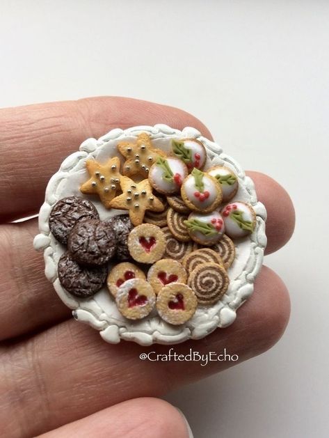 Gingerbread Sugar Cookies, Cookies On A Plate, Cookies House, Colourful Christmas, White Platter, Dollhouse Christmas, Mini Doll House, Polymer Clay Christmas, Dollhouse Food