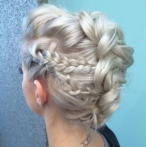 platinum+blonde+braided+mohawk+updo Platinový Blond, Updo Hairstyles For Long Hair, Mohawk Updo, Updo Prom, Braided Mohawk Hairstyles, Braid Updo, Easy Updo Hairstyles, Simple Prom Hair, Mohawk Braid