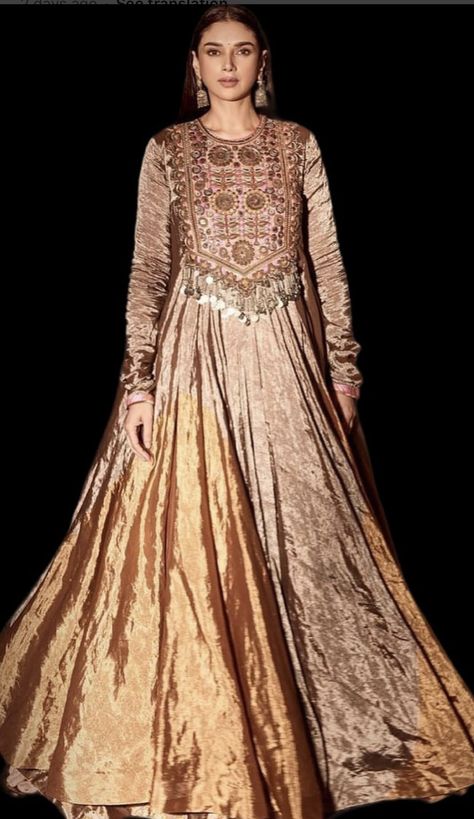 Mughal Dresses Fashion, Heeramandi Outfits, Optical Illusion Dress, Lengha Blouse Designs, Easy Diy Clothes, Happy Dresses, Indian Dresses Traditional, Traditional Indian Outfits, Pakistani Bridal Dresses