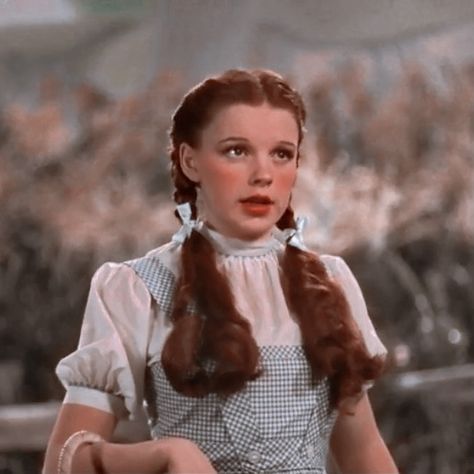 Dorothy icon Dorthy Wizard Of Oz Hairstyle, Dorthy Wizard Of Oz Hair And Makeup, Dorothy Gale Makeup, Dorothy Hairstyle, Dorothy Makeup, Ginger Icons, Dorothy Cosplay, Dorothy Hair, Hallway 2023