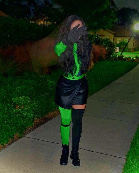 Scandoulous Halloween Costume, Shego Costume Plus Size, Black Shego Costume, Halloween Costumes For Clubbing, Plus Size Shego Costume, Shego Costume Black Woman, Kim Possible And Shego Costume Diy, Shego Halloween Costume Diy, Shego Kostüm