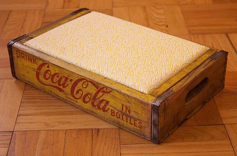 Old Soda Crate Ideas, Coca Cola Crate Ideas, Bottle Crate Ideas, Old Crate Ideas, Old Coke Crates, Coke Crate Ideas, Wooden Pop, Vintage Pantry, Old Wooden Crates