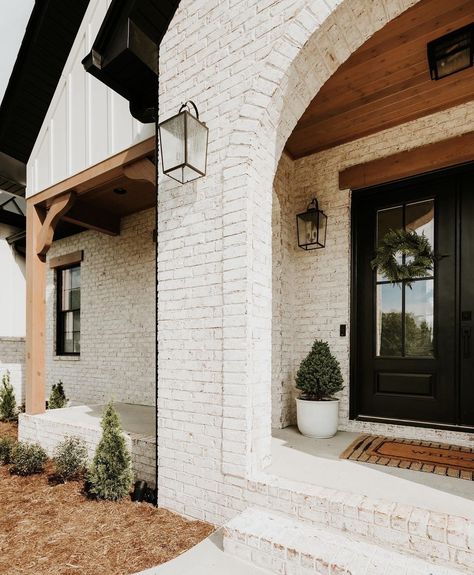 Light Brick House Exterior, White Brick House Exterior, Brick Farmhouse Exterior, White Wash Brick Exterior, Cream Colored Houses, White Brick House, Brick Ideas, Brick Farmhouse, Stone Exterior Houses