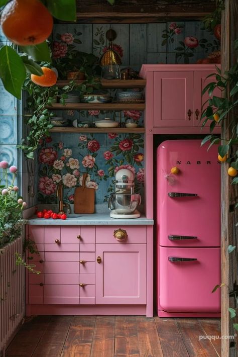 Kitchen Ideas Maximalist, Kitsch Kitchen, Artsy Apartment, Small House Inspiration, 1970s Home, Kitschy Kitchen, Pink Kitchen, Chic Kitchen, Cute Room Ideas