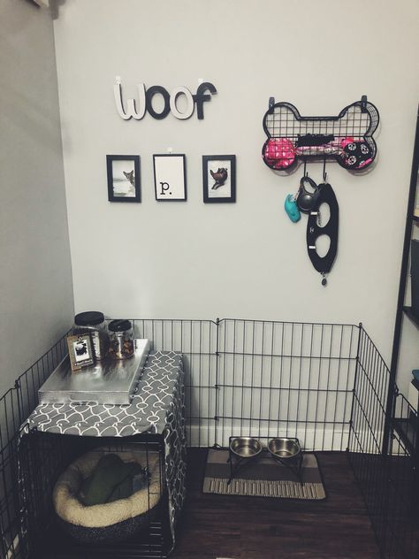 Puppies Set Up Ideas, Dog Set Up In Small Apartment, Crate Setup For Puppy, Dog Cage In Bedroom, Crate Set Up For Puppy, Pet Crate Ideas, Pet Set Up, Puppy Cage Ideas, Dog Crate Set Up