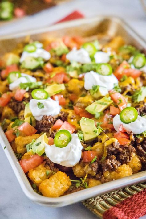 These totchos are a perfect Mexican snack food, with gooey cheese and juicy beef on top of crispy tater tots. Mexican Snack Foods, Totchos Recipe, Camper Food, Tot Nachos, Tater Tot Nachos, Beef Appetizers, Tater Tot Recipes, Mexican Meals, Appetizer Sandwiches