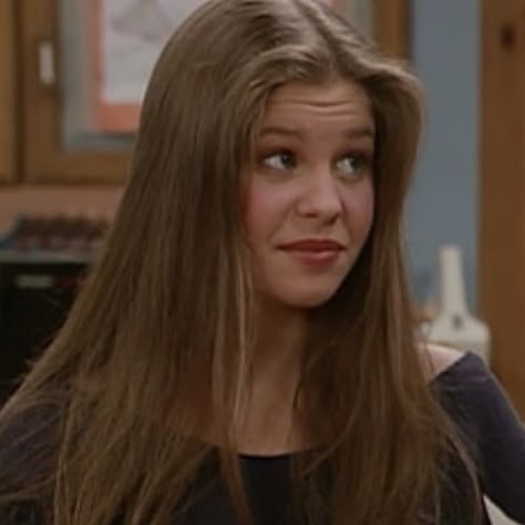 Dj Tanner Long Hair, Dj Full House Hair, Dj Tanner Icons, Full House Hairstyles, Dj Tanner Aesthetic, Dj Tanner Hair, 90s Face Claims, Dj Tanner Outfit, Full House Dj Tanner