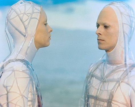 David and Candy Clark in "The Man Who Fell to Earth" (1975). #davidbowie #bowie #davidrobertjones #candyclark #themanwhofelltoearth David Bowie Interview, Angie Bowie, Man Who Fell To Earth, Bob Geldof, Mick Ronson, Isle Of Wight Festival, Station To Station, Fantastic Voyage, Stacked Heel Boots