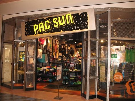 Pacific Sunwear / Pac Sun: The mid 1990's to circa 2002 store design prototype; the only change is here is that 'Pacific Sunwear' has been reduced to the abbreviated 'Pac Sun' to reflect what the chain's teen and twenty something shoppers had called it for a number of years. Pacific Sunwear, Johnson City, 1990s Fashion, Small Boutique, Day Of My Life, Feeling Happy, Store Design, Hot Topic, Pacsun