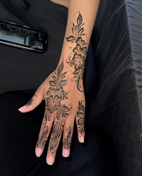 NEWHAM, LONDON BASED Henna Designs Somali, Henna On Arm, Elegant Henna Designs, Minimalistic Henna, Henna 2024, Henna Designs Arm, Basic Henna, Henna Sleeve, Sudanese Henna