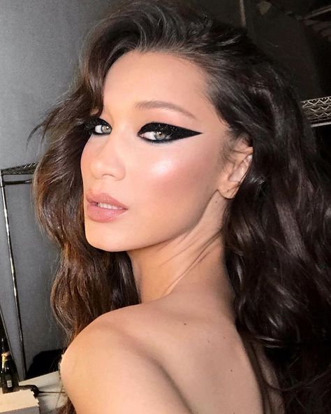 Grafik Eyeliner, Bella Hadid Makeup, Mrs Bella, Editorial Make-up, Winter Make Up, Make Up Studio, Glitter Makeup Looks, Holiday Makeup Looks, Eye Makeup Looks