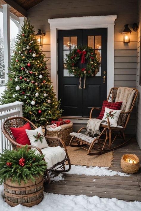 Farmhouse Christmas Porch Decor Ideas, Cozy Christmas Decorations, Farmhouse Christmas Porch Ideas, Christmas Decor Porch, Apartment Christmas Decorations, Christmas House Exterior, Farmhouse Christmas Porch, Small Apartment Christmas Decor Ideas, Christmas Inn