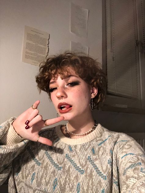 Short Poofy Hair, Girl Grunge Aesthetic, Curly Ginger Hair, Curly Ginger, Short Hair Curly, Poofy Hair, Best Short Hairstyles, Androgynous Hair, Girl Grunge