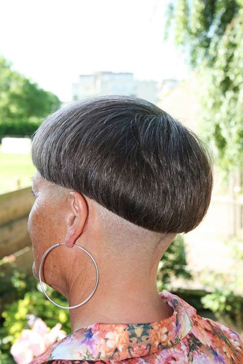 Mel, einer der beiden Schnitte von reiferen Damen, die ich erwähnt habe. Furchtbar kurz hinten und vor den Ohren, aber einzigartig! Ihr steht der Haarschnitt! Die Haarkugel oben auch nicht übertrieben, aber sehr schön geformt. Sehr ladylike und ganz deutlich weg vom Kragen. Chili Bowl Haircut, Bowl Haircut Women, Bowl Cut For Women, Bowl Haircuts, Short Hair Looks, Mushroom Haircut, Cool Cuts, Shaved Head Women, Wedge Haircut