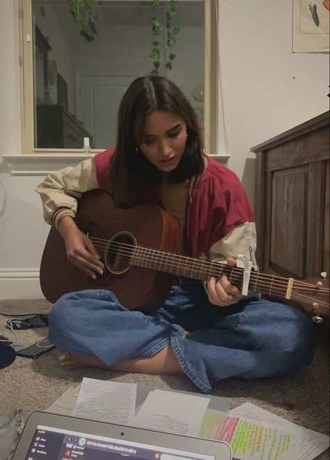 Singing Aesthetic Guitar, Teaching Guitar Couple, How To Pose With Guitar, Cool Guitar Acoustic, Hobby Girl Aesthetic, Learning Guitar Aesthetic, Playing The Guitar Aesthetic, Guitar Playing Pose, Someone Playing Guitar