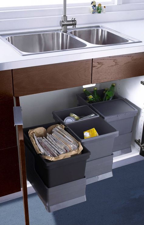 Kitchen Design Idea - Hide Pull Out Trash Bins In Your Cabinetry // These bins are all on individual sliders under the sink so you only pull the one you need when you need it. Modern Kitchen Trash Cans, Organiser Cucina, Under Kitchen Sink, Recycling Station, Under Kitchen Sink Organization, Kitchen Sink Organization, Kitchen Ikea, Ikea Kitchen Design, Kitchen Trash Cans