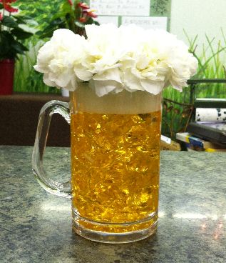 Super Cute Beer Stein Floral Arrangement Beer Centerpieces, Beer Themed Birthday Party, Beer Flower, Simple Centerpieces Diy, Beer Birthday Party, Super Bowl Decorations, Father's Day Activities, Diy Beer, Oktoberfest Party