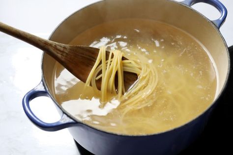 How To Keep Pasta From Sticking Pasta Sticks, Cooking Fresh Pasta, Spaghetti Night, Cooking Pasta, Boiling Pasta, How To Make Spaghetti, Pasta Night, Spaghetti Noodles, Food Info