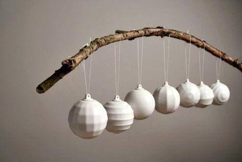 Modern Christmas Decorating Ideas - Dwell Christmas Design Ideas, Diy Ornaments Christmas, Modern Christmas Ornaments, Christmas Color Palette, Shiny Brite Ornaments, Christmas Decorating Ideas, Modern Christmas Decor, Diy Ornaments, Black Christmas Trees