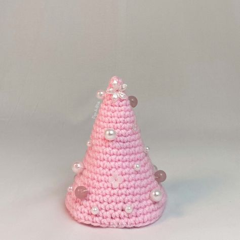 Pink Christmas Crochet, White Tree Ideas, Crochet Tree Pattern, Christmas Crochet Tree, White Baubles, Crochet Holiday, Fake Christmas Trees, Crochet Ornament Patterns, Crochet Tree