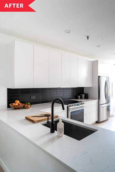 Kitchen Black And Gold, Kitchen Interior Black, Black Kitchen Interior, Modern Black And White Kitchen, Red And Black Kitchen, Black Tiles Kitchen, Black Kitchen Ideas, Black And Gold Kitchen, White Ikea Kitchen