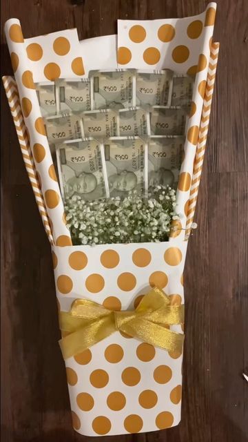 Cash Packing Ideas, Currency Note Packing Ideas For Wedding, Money Packing Ideas For Wedding, Diy Money Bouquet, Cash Bouquet, Diwali Items, Ring Platter, Baby Shower Gift Bags, 25 December