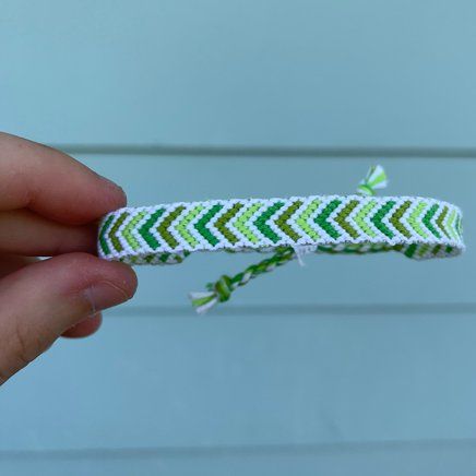 Normal pattern #40434 variation #115893 | BraceletBook Alternating Chevron Friendship Bracelet, Bordered Chevron Bracelet Pattern, Bracelet Book Pattern Friendship, Chevron Bracelet Ideas, Zigzag Friendship Bracelets, Green Friendship Bracelet Pattern, Zig Zag Bracelet Pattern, Arrowhead Bracelet Pattern, Arrowhead Friendship Bracelet Pattern