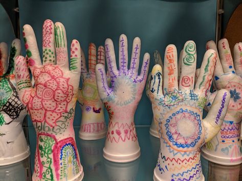 Hand Art Projects, Mehndi Hand, Multi Cultural Art, Art Club Projects, 3d Art Projects, 7th Grade Art, Sculpture Lessons, 8th Grade Art, Middle School Art Projects