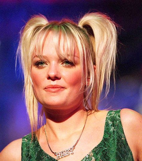 Every decade is defined by some major hair moments and not surprisingly, the '90s had plenty of them. Keep reading for 16 of the most iconic 90s hairstyles 1990 Hairstyles, 1990s Hairstyles, Grunge Style Outfits, 2000s Hairstyles, 90s Grunge Hair, 90’s Hairstyles, Emma Bunton, 80s Hair, Crimped Hair