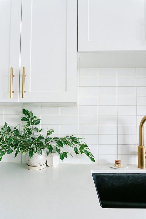 Stacked Subway Tile, White Subway Tiles Kitchen Backsplash, White Subway Tile Kitchen, Kitchen Examples, White Tile Kitchen Backsplash, Leftover Tile, Tile Diy, Subway Backsplash, Subway Tile Backsplash Kitchen