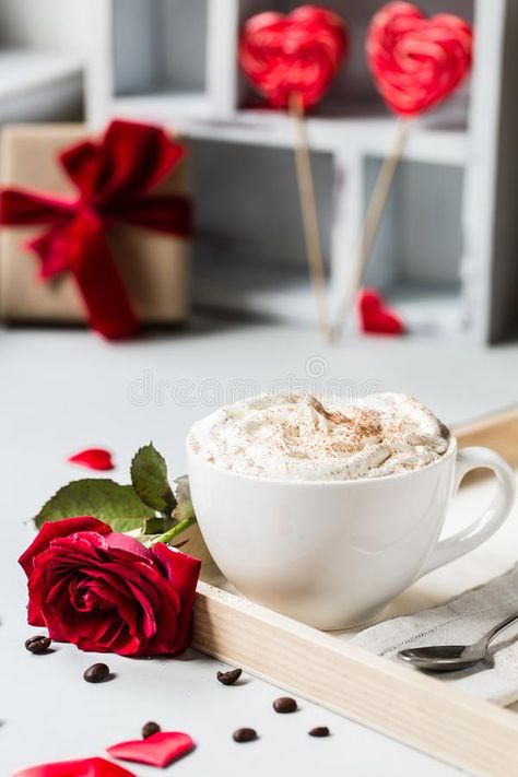 Arrangement De Rose De Rouge De Coeur D'amour De Café De Petit Déjeuner Avec La Tasse Et Le Boîte-cadeau Blancs Dans L'arrangemen Image stock - Image du salutation, amour: 108858399 Christmas Style, Rose Rouge, Christmas Fashion, Tea, Lifestyle, Tableware, Coffee, Ethnic Recipes, Christmas