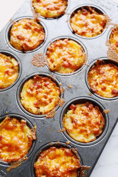 Smashed baked potatoes with cheddar Muffins With Filling, Potatoes In Muffin Tin Recipe, Smashed Baked Potatoes, Baked Smashed Potatoes, Potato Filling Recipe, Smashed Potatoes Baked, French Side Dishes, Cheddar Recipes, Baked Mashed Potatoes