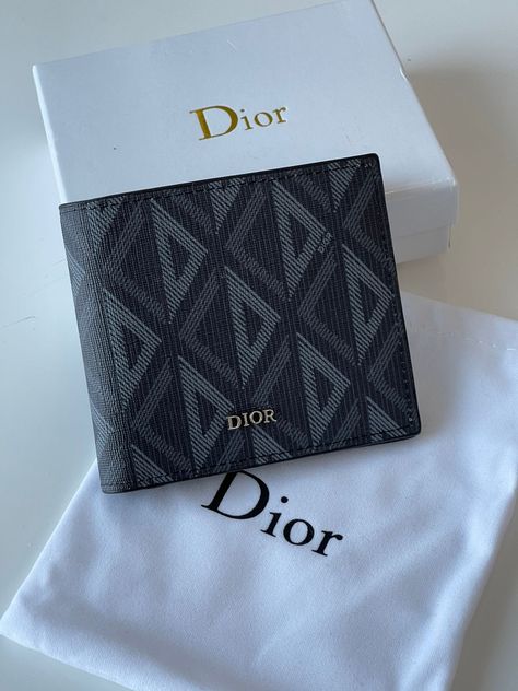 Dior Wallet Men, Outfits 40s, Mens Luxury Lifestyle, Designer Wallet, Mens Luxury Fashion, Cap Men, Luxury Wallet, Designer Wallets, Dior Wallet