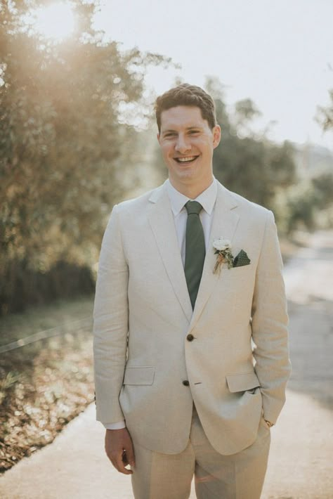 Beige And Green Suit Men Wedding, Beige And Green Groomsmen, Tan Suit Green Tie Wedding, Sand Wedding Suit, Tan Suit Green Tie, Khaki Suit Wedding, Beige Wedding Suit, Beige Suits Wedding, Pink Flower Decor