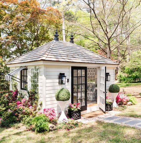 Garden Shed Exterior Ideas, She Shed Exterior, Shed Exterior Ideas, White Shed, She Shed Interior Ideas, She Shed Decorating Ideas, She Shed Ideas, Shed Guest House, She Shed Interior